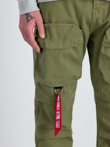 regular Pantaloni cargo di ALPHA INDUSTRIES in verde