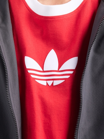 ADIDAS ORIGINALS Футболка 'Adicolor 2000s Cali' в Красный