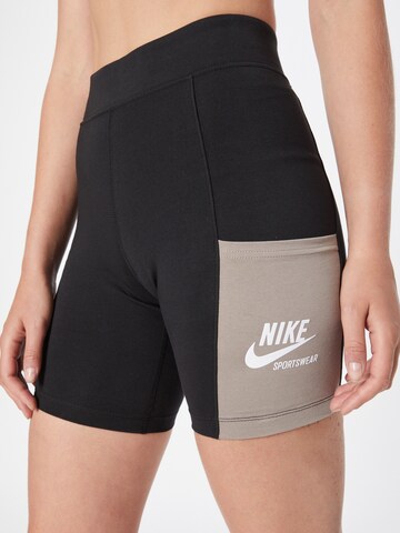 Nike Sportswear Skinny Shorts in Schwarz