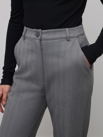 RÆRE by Lorena Rae Regular Pleated Pants 'Kim' in Grey