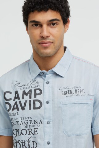 CAMP DAVID Regular Fit Kurzarmhemd mit Webstruktur und Logo Prints in Blau