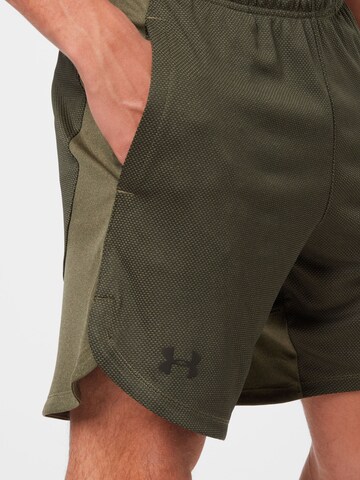 UNDER ARMOUR Štandardný strih Športové nohavice - Zelená