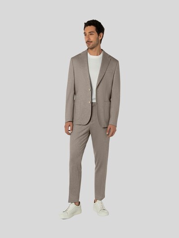 BENVENUTO Slimfit Anzug 'TORINO J' 4422, Model ist 185cm groß und trägt Größe 50 in Beige: Vorderseite