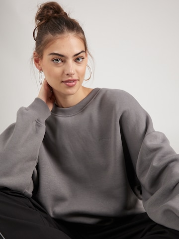Sweat-shirt 'Mona' millane en gris