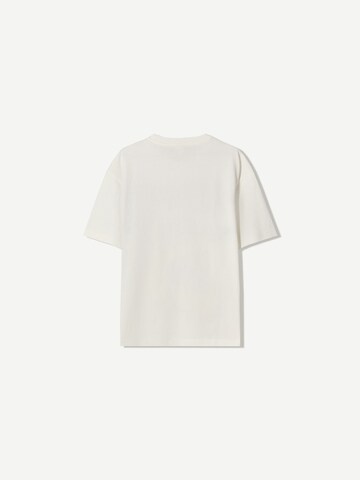 Tricou de la Bershka pe alb