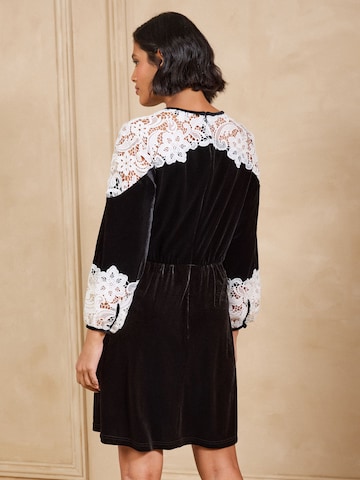 Rochie de la love & roses pe negru