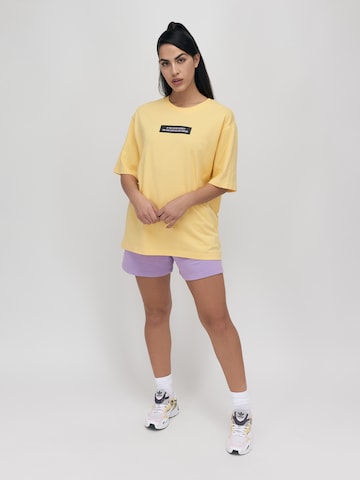 UNFOLLOWED x ABOUT YOU - Camiseta 'HIGH' en amarillo: frente