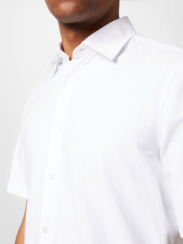 Coupe regular Chemise 'Rash' BOSS en blanc