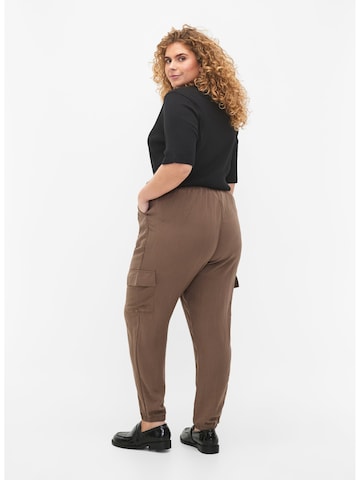 Effilé Pantalon cargo 'VMACY' Zizzi en marron