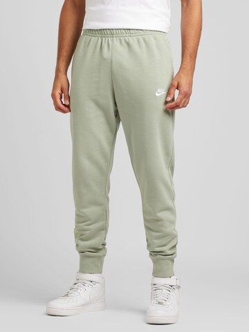 Nike Sportswear - Tapered Pantalón 'CLUB' en verde: frente