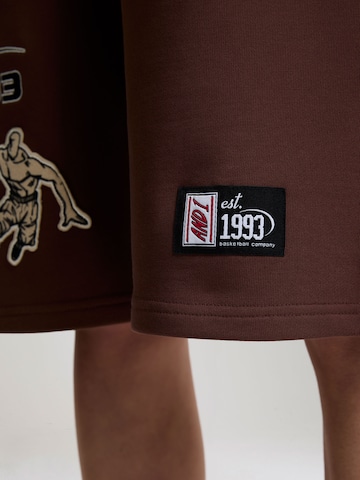AND1 Loosefit Παντελόνι 'On Court Applique' σε καφέ