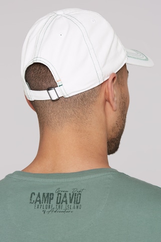 CAMP DAVID Base Cap mit Artwork und Zickzacknaht in Weiß