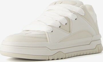 Sneaker bassa di Bershka in bianco: frontale