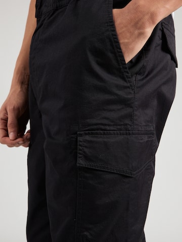 REPLAY Regularen Kargo hlače | črna barva