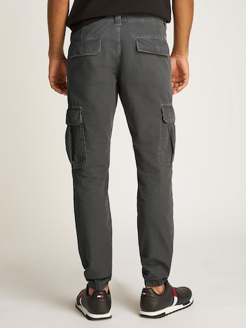 Tommy Jeans Tapered Cargo Pants 'RYAN' in Grey