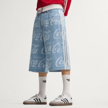 ADIDAS ORIGINALS - Folgado Calças de ganga 'Coca-Cola Classic' em azul