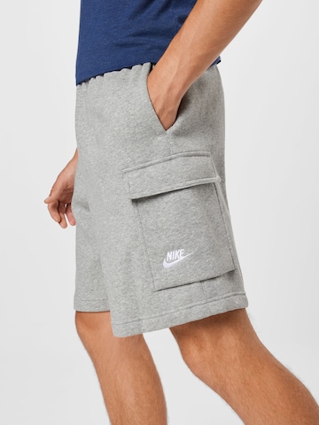 Nike Sportswear Loosefit Gargohousut 'Club' värissä harmaa