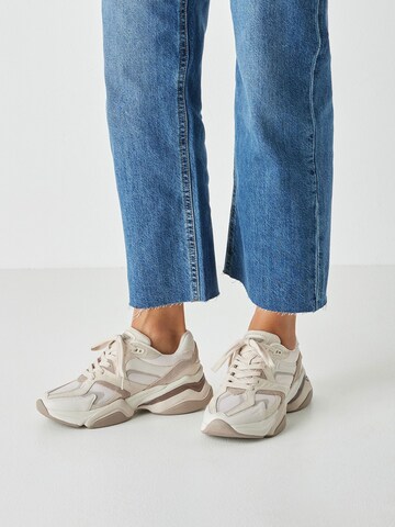 Tamaris Sneakers laag in Beige: voorkant