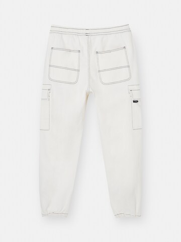 Tapered Pantaloni eleganți de la Pull&Bear pe alb