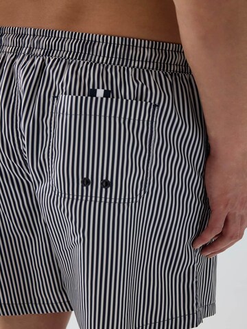 GUESS Badeshorts in Blau