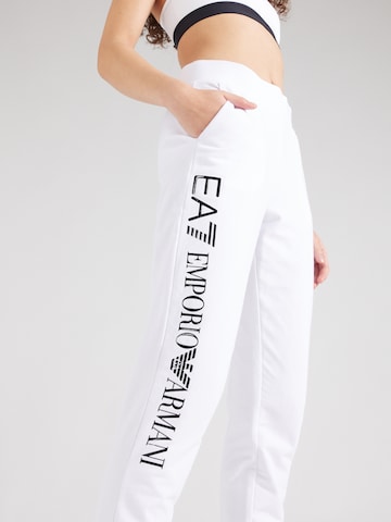 EA7 Emporio Armani - Tapered Pantalón en blanco