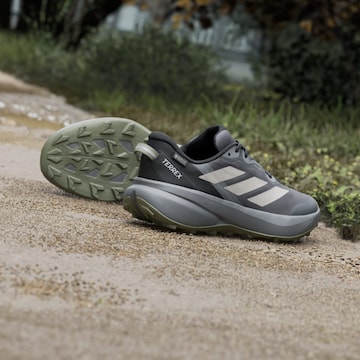 Chaussure basse 'Tracefinder Plus' ADIDAS TERREX en gris