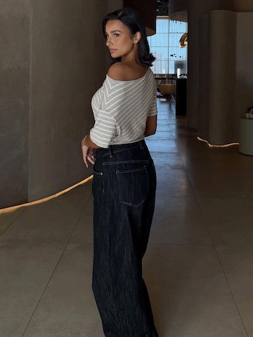 Tricou de la Bershka pe alb