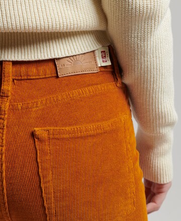 Superdry Flared Cordjeans in Grün