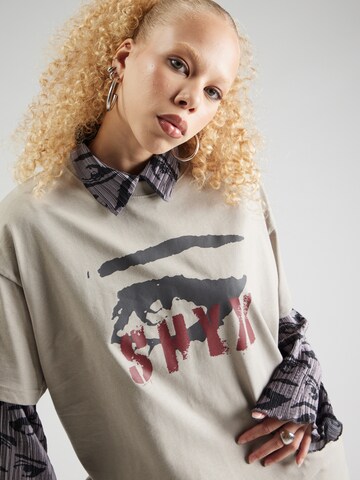Maglietta di SHYX in grigio