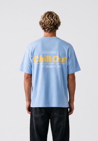 On Vacation Shirt 'Chill Out' in Blue: front