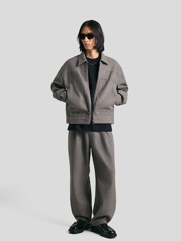 Baggy Pantalon à pince Bershka en gris : devant