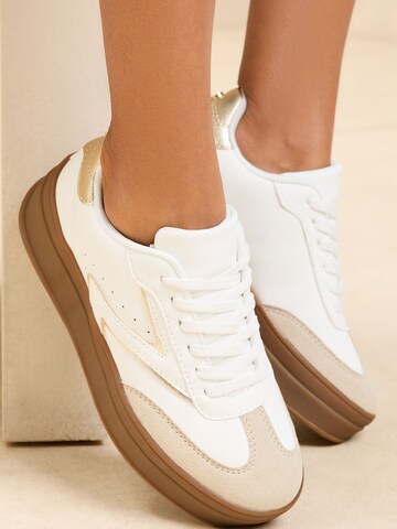 Sneaker low de la Lipsy pe alb