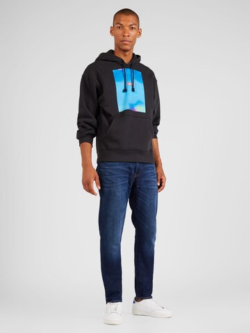 LEVI'S ®Regular Fit Sweater majica 'Relaxed Graphic Hoodie' - crna boja