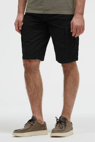 CAMP DAVID Regular Cargo Pants in Black: front