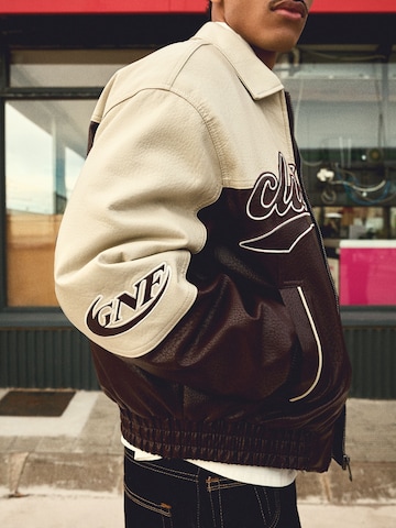 Bershka Преходно яке в червено