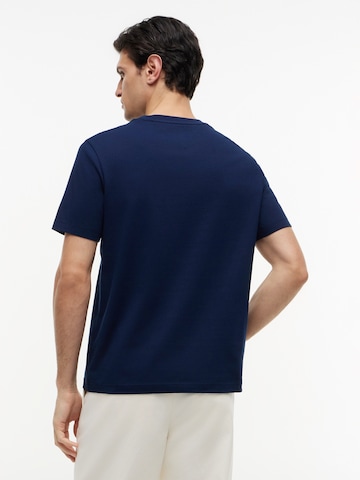 TOMMY HILFIGER T-shirt 'MAIN FLAG' i blå