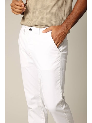Coupe slim Pantalon chino 'Mayon' Deeluxe en blanc