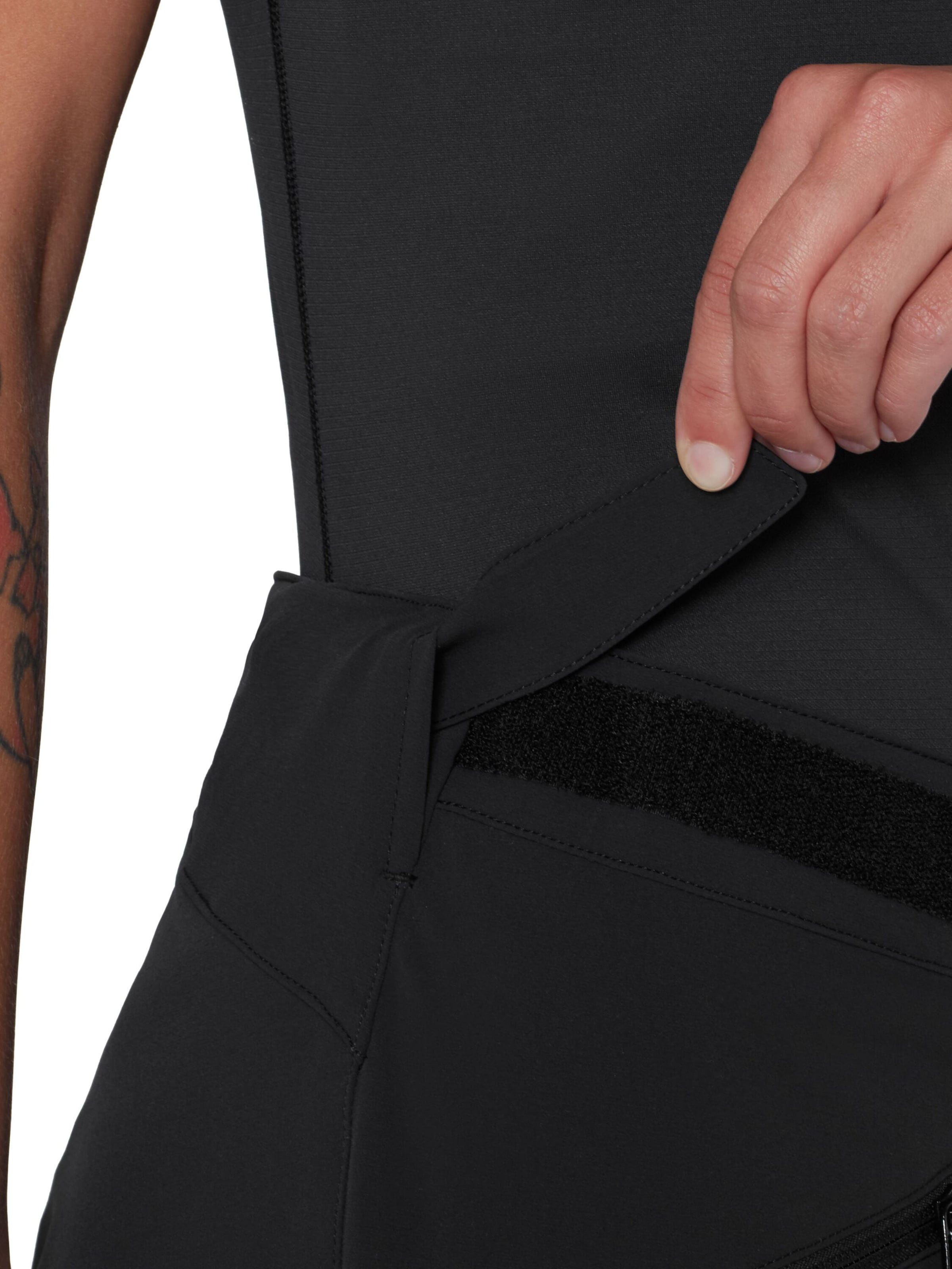 MAMMUT Regular Outdoor Pants in Black