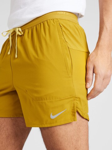 NIKE Regular Sportshorts 'STRIDE' in Gelb