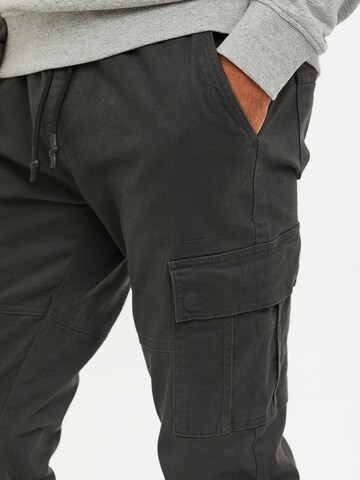 Slimfit Pantaloni cargo 'Bloomfield' di Threadbare in grigio