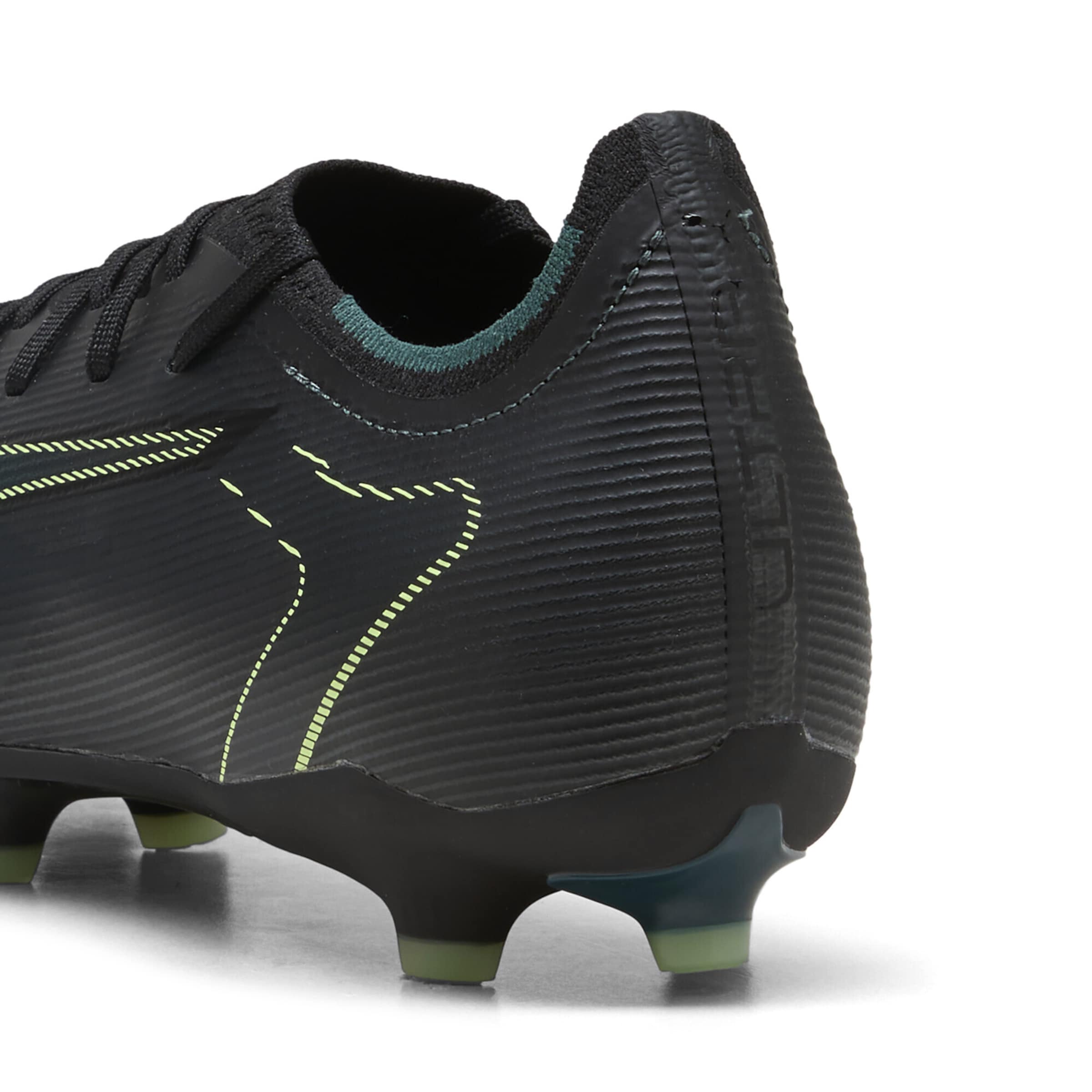 Scarpa da calcio 'Ultra 6 Match' di PUMA in nero