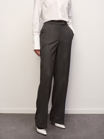 RÆRE by Lorena Rae Regular Hose Tall 'Fabrice' in Grau: Vorderseite