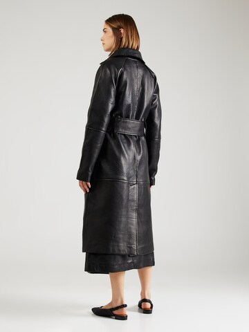 REMAIN Mantel in Schwarz