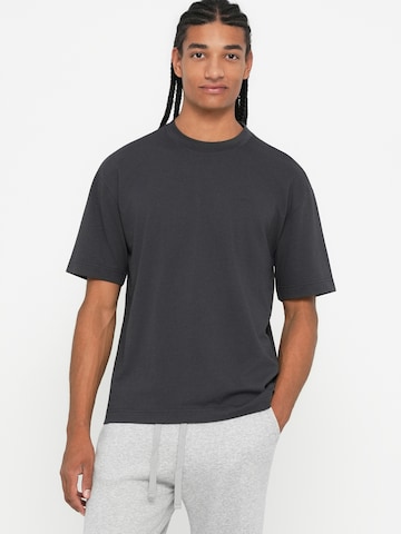 HOLLISTER T-shirt i grå