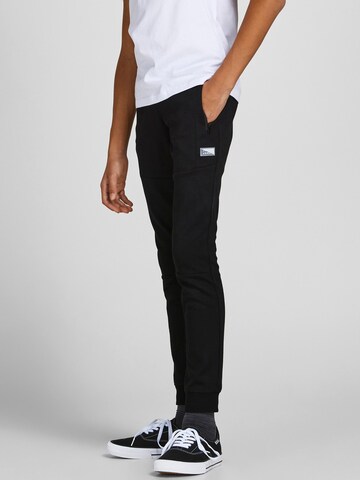 Effilé Pantalon 'Will' Jack & Jones Junior en noir : devant