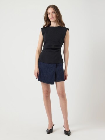 YAS Top 'YASPINA' in Black