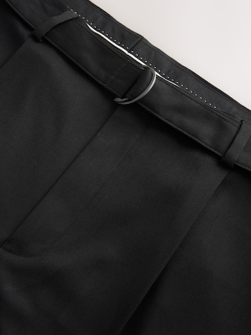 Loosefit Pantaloni con piega frontale di Next in nero