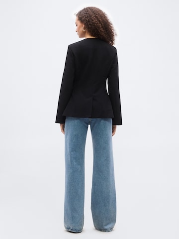 Blazer di Gina Tricot in nero