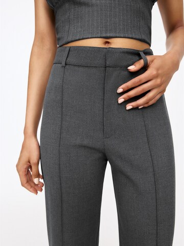 Loosefit Pantalon Pull&Bear en gris