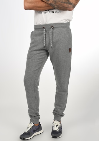 INDICODE JEANS Regular Sweatpants 'Hultop' in Grau: predná strana